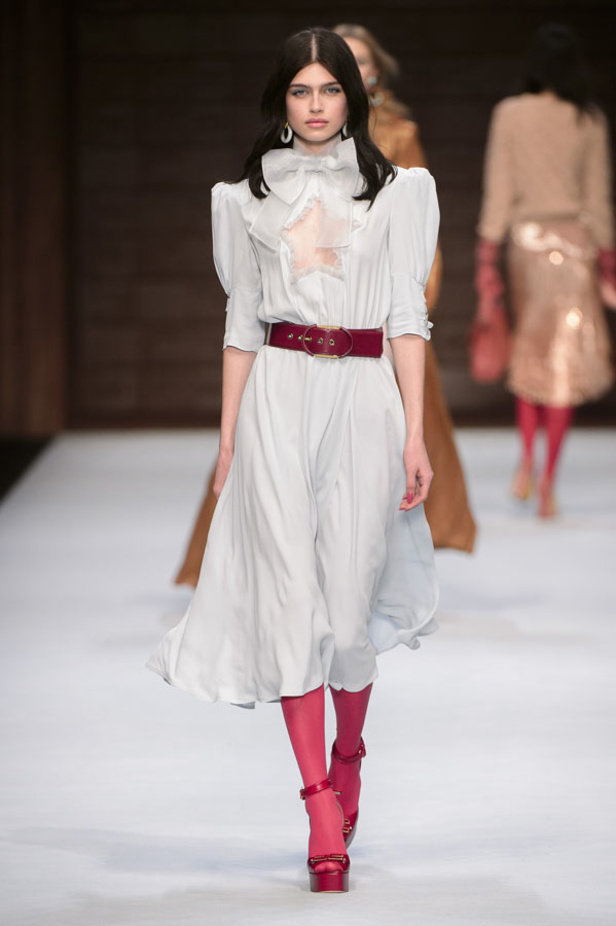  المرأة من قوة وإصرار مع مجموعة Elisabetta Franchi 