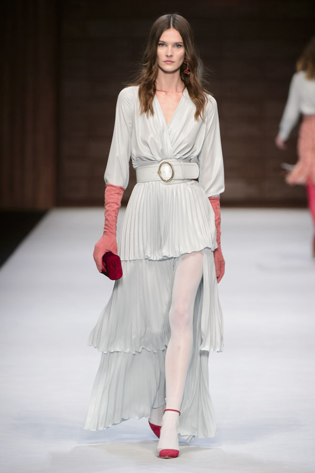  المرأة من قوة وإصرار مع مجموعة Elisabetta Franchi 