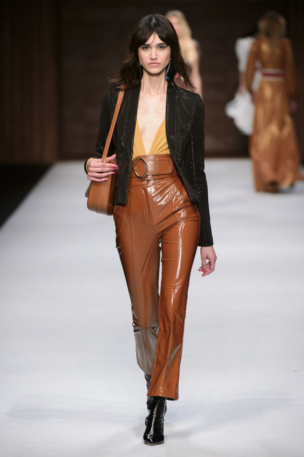  المرأة من قوة وإصرار مع مجموعة Elisabetta Franchi 