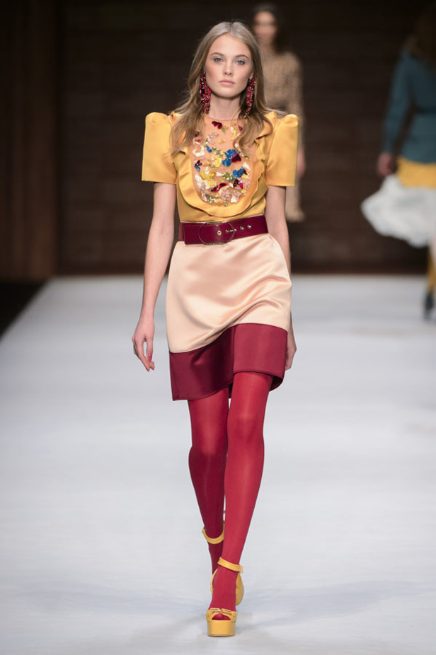  المرأة من قوة وإصرار مع مجموعة Elisabetta Franchi 