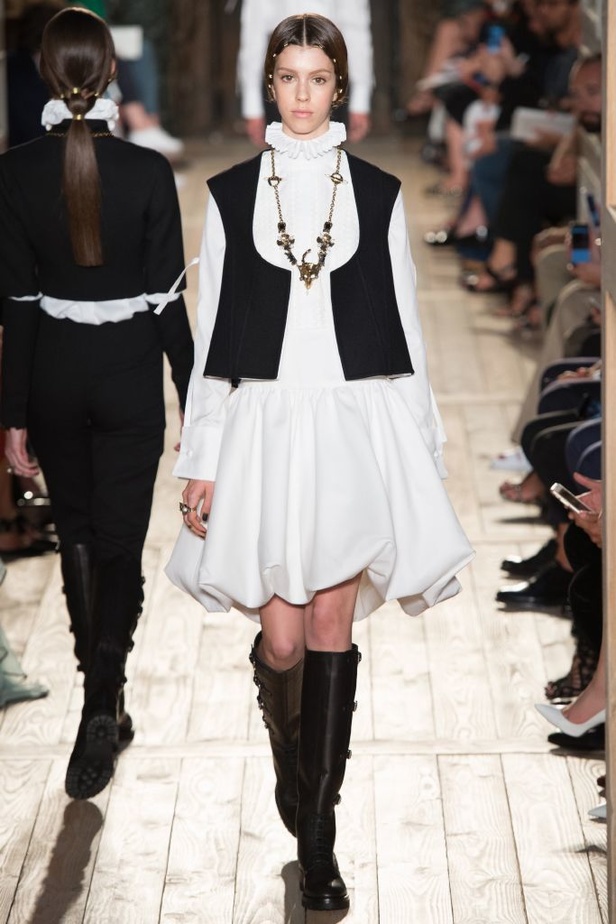 مجموعة Valentino للهوت كوتور لخريف شتاء 2016-2017