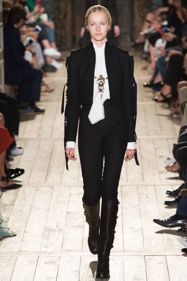 مجموعة Valentino للهوت كوتور لخريف شتاء 2016-2017