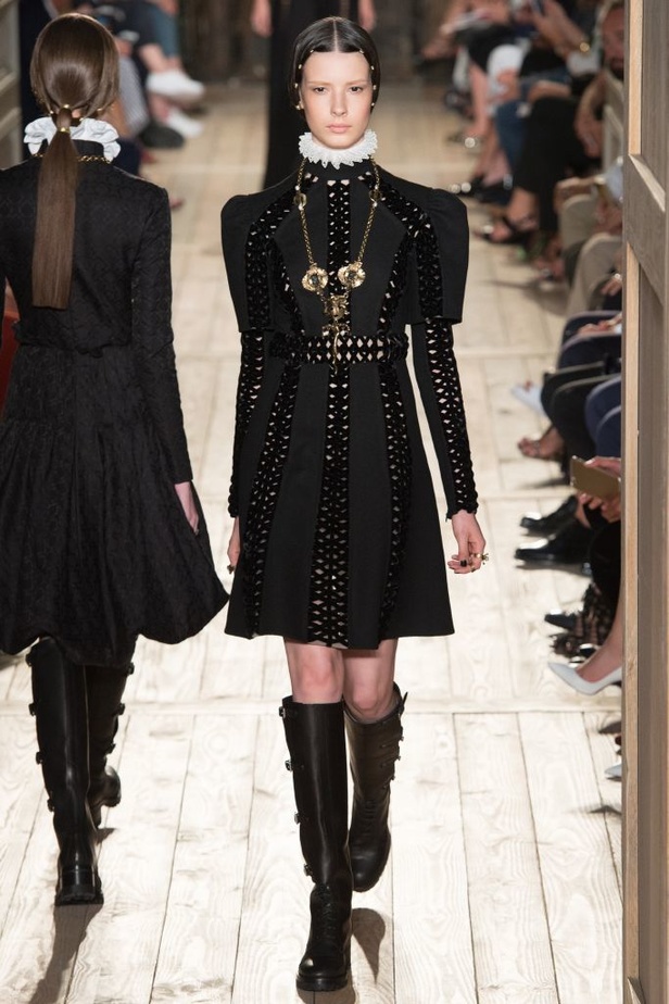 مجموعة Valentino للهوت كوتور لخريف شتاء 2016-2017