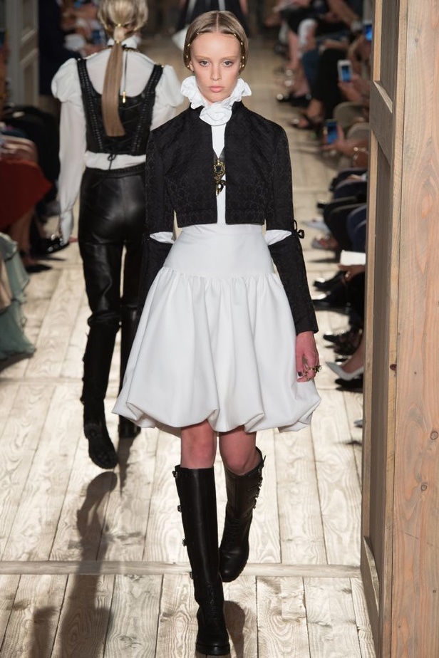 مجموعة Valentino للهوت كوتور لخريف شتاء 2016-2017