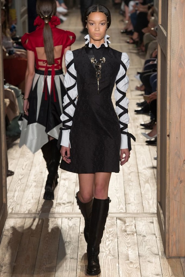 مجموعة Valentino للهوت كوتور لخريف شتاء 2016-2017