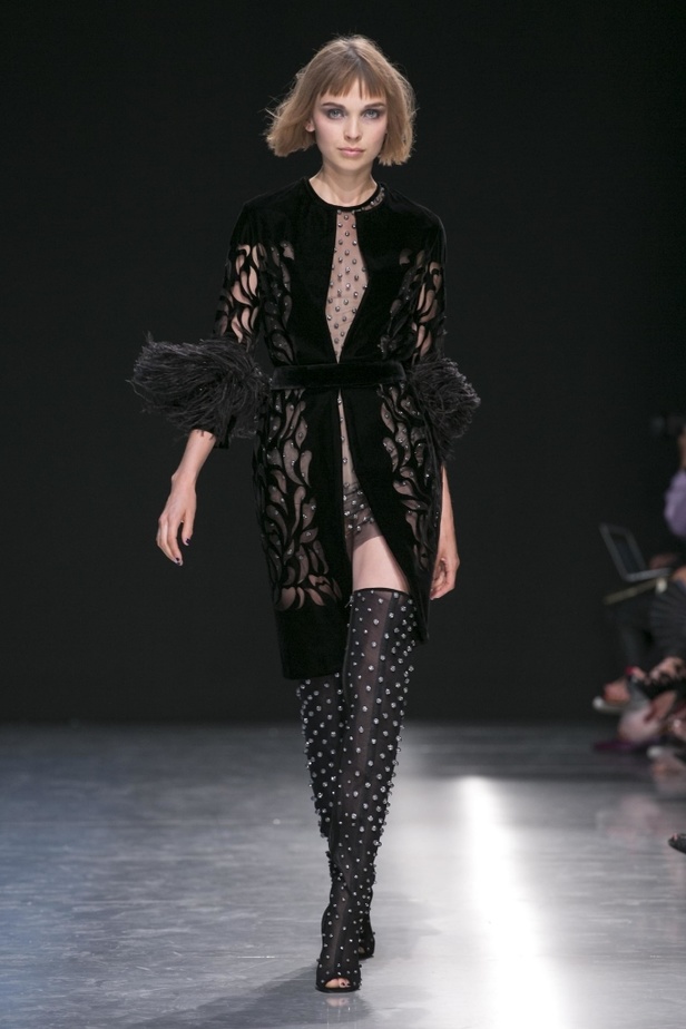 أزياء جورج شقرا لشتاء 2018 يسيطر عليها الشك والتطريز !