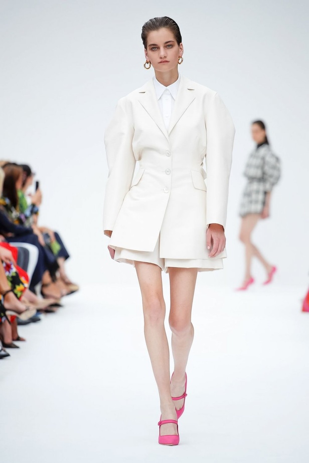 عرض أزياء كارولينا هيريرا لموسم ربيع وصيف 2020