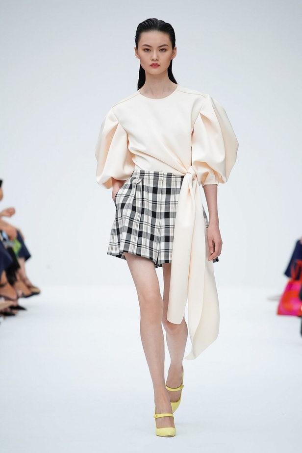 عرض أزياء كارولينا هيريرا لموسم ربيع وصيف 2020