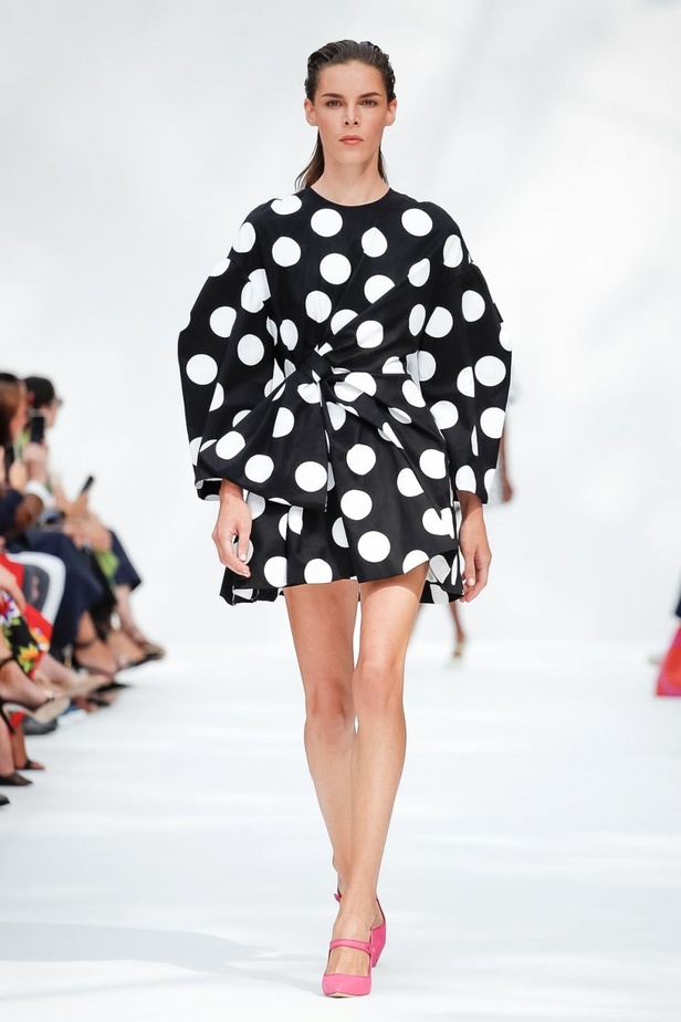 عرض أزياء كارولينا هيريرا لموسم ربيع وصيف 2020