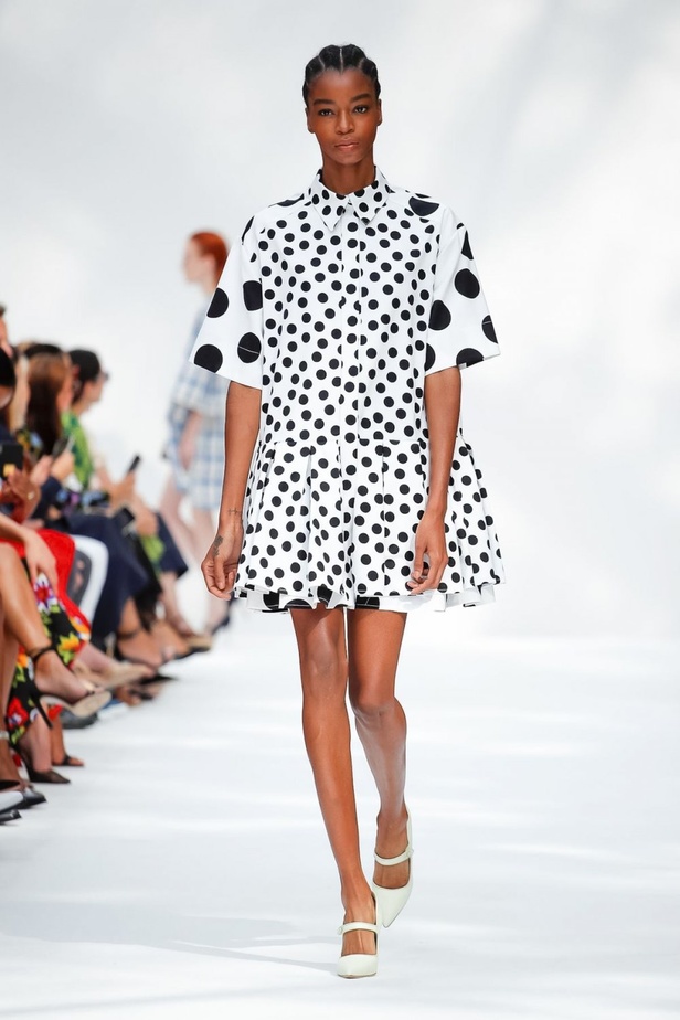 عرض أزياء كارولينا هيريرا لموسم ربيع وصيف 2020