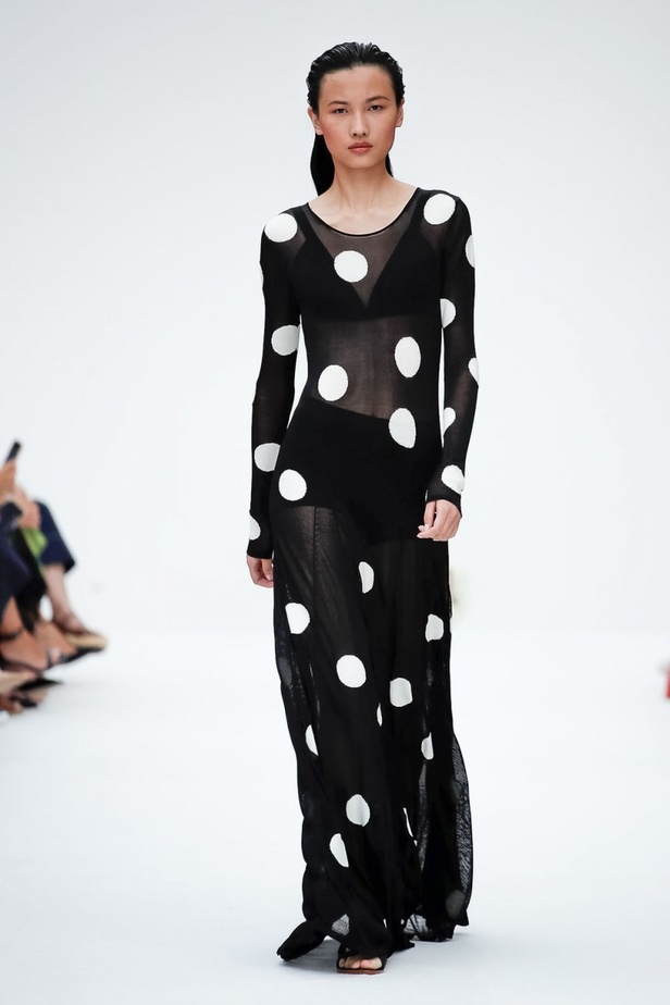 عرض أزياء كارولينا هيريرا لموسم ربيع وصيف 2020