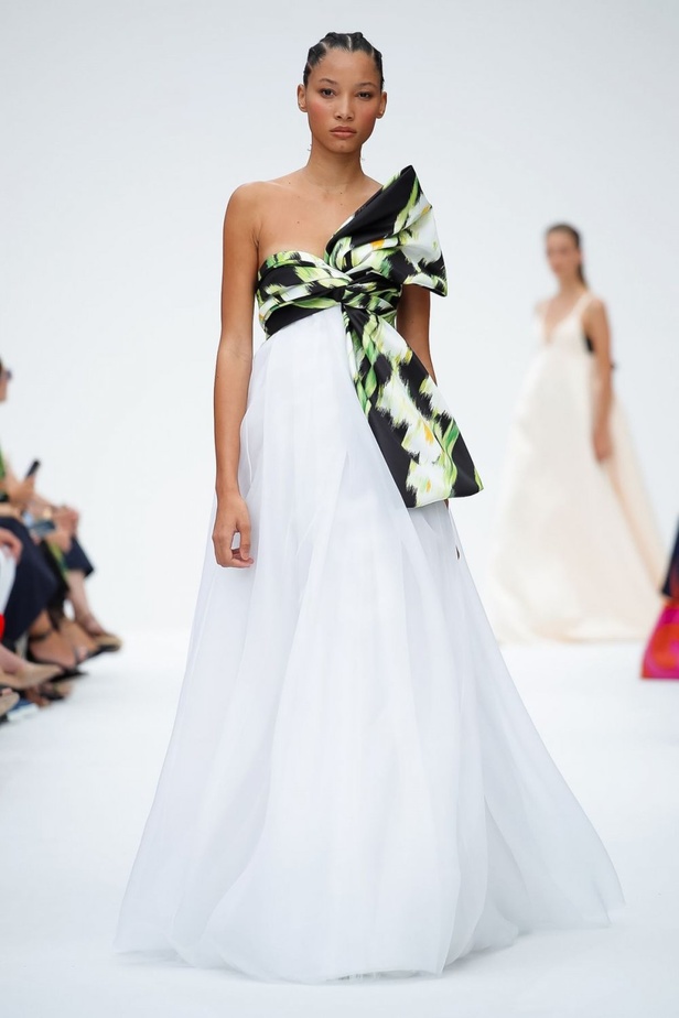 عرض أزياء كارولينا هيريرا لموسم ربيع وصيف 2020