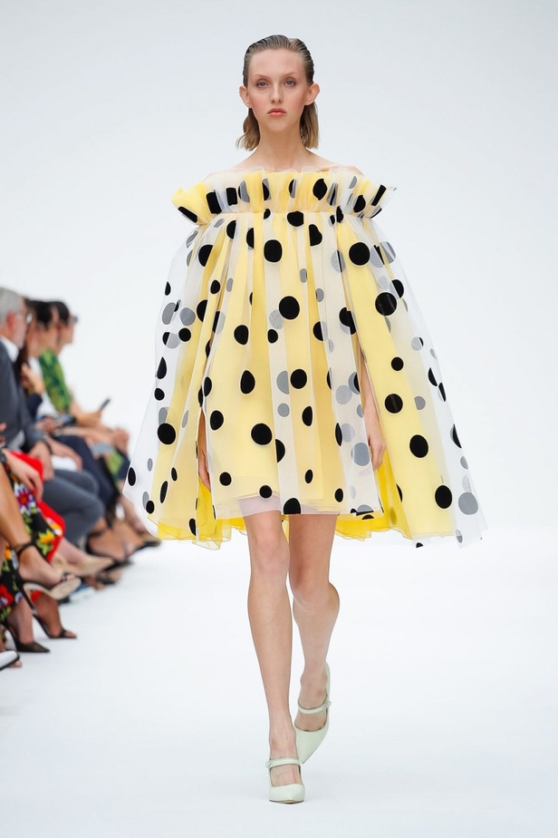 عرض أزياء كارولينا هيريرا لموسم ربيع وصيف 2020