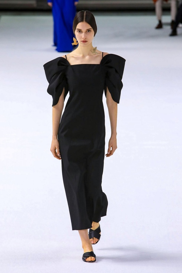 فساتين كارولينا هيريرا لخريف وشتاء 2020-2021 من اسبوع الموضة في نيويورك