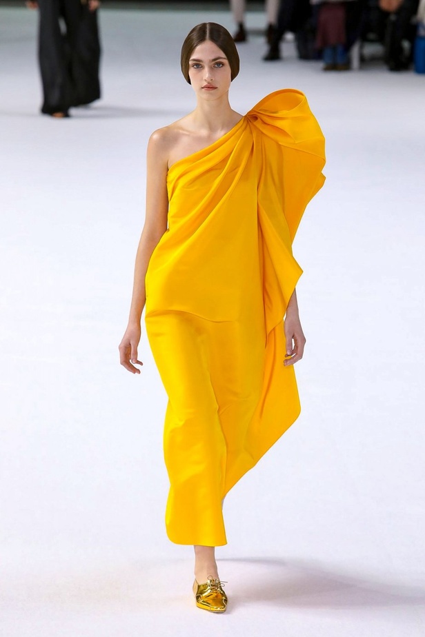 فساتين كارولينا هيريرا لخريف وشتاء 2020-2021 من اسبوع الموضة في نيويورك