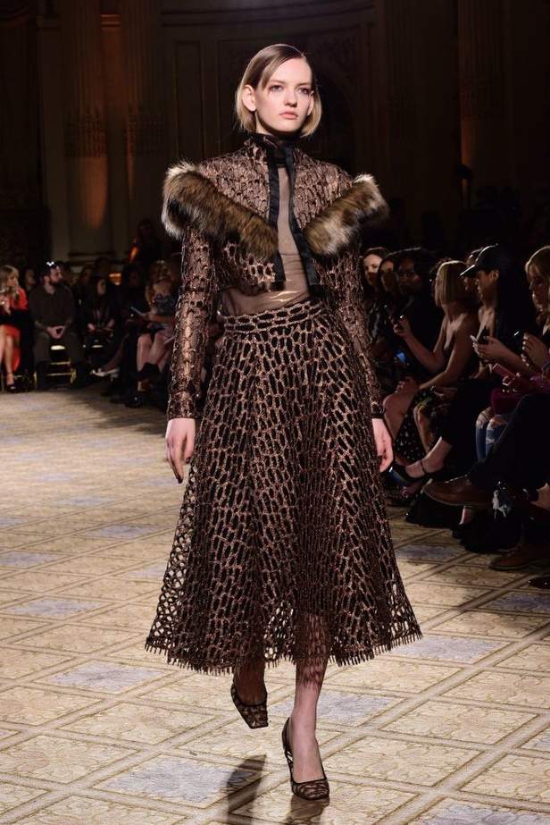 عرض أزياء كريستيان سيريانو لموسم خريف 2017