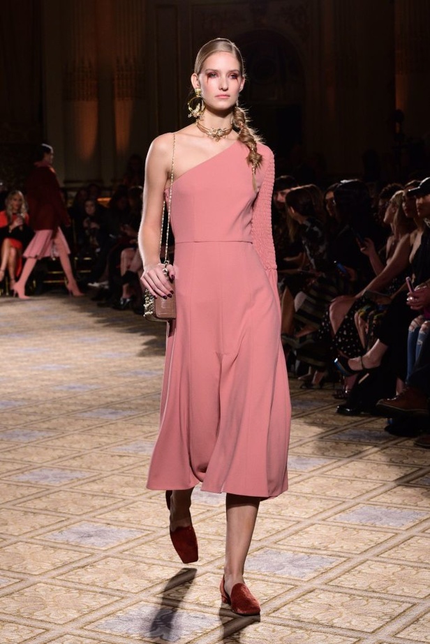 عرض أزياء كريستيان سيريانو لموسم خريف 2017