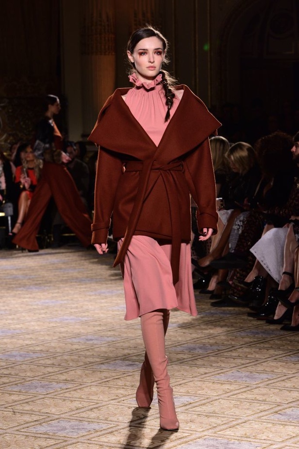 عرض أزياء كريستيان سيريانو لموسم خريف 2017