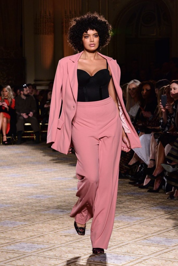 عرض أزياء كريستيان سيريانو لموسم خريف 2017