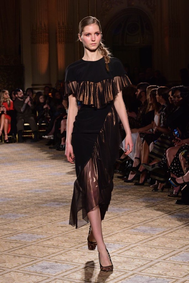 عرض أزياء كريستيان سيريانو لموسم خريف 2017