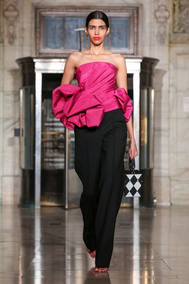 مجموعة اوسكار دي لارنتا من اسبوع الموضة في نيويورك 2020 