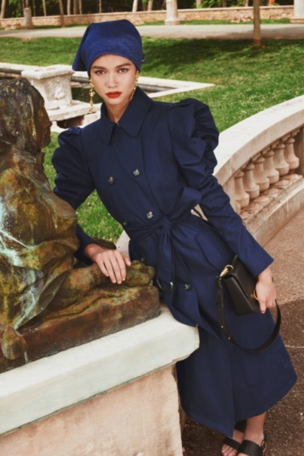 مجموعة ازياء كارولينا هيريرا ريزورت 2022 تحتفل بالحياة وبعيد الدار الأربعين 