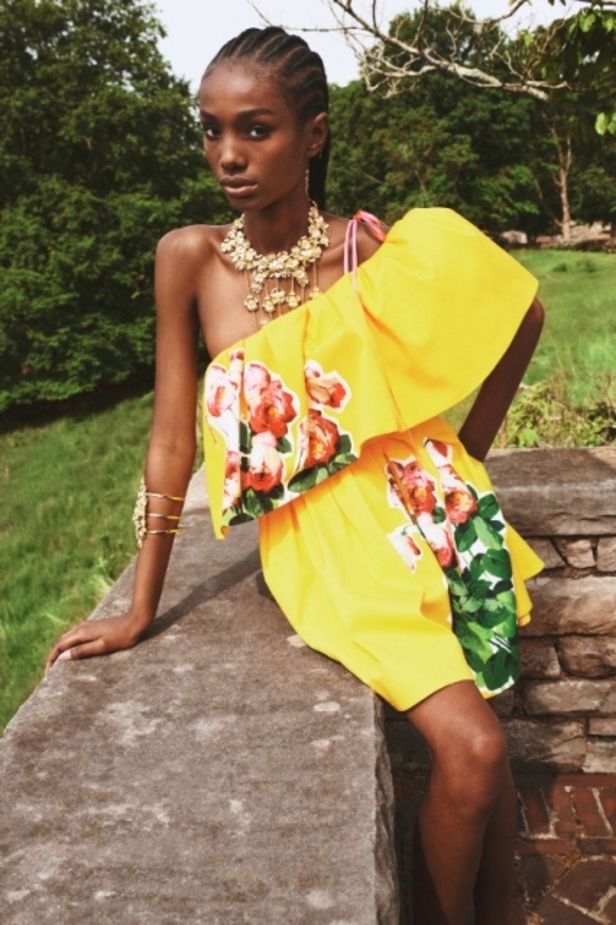 مجموعة ازياء كارولينا هيريرا ريزورت 2022 تحتفل بالحياة وبعيد الدار الأربعين 