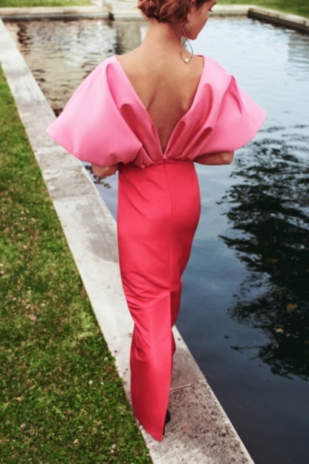 مجموعة ازياء كارولينا هيريرا ريزورت 2022 تحتفل بالحياة وبعيد الدار الأربعين 