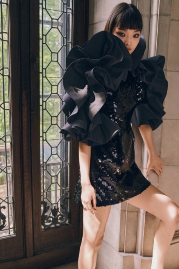 مجموعة ازياء كارولينا هيريرا ريزورت 2022 تحتفل بالحياة وبعيد الدار الأربعين 