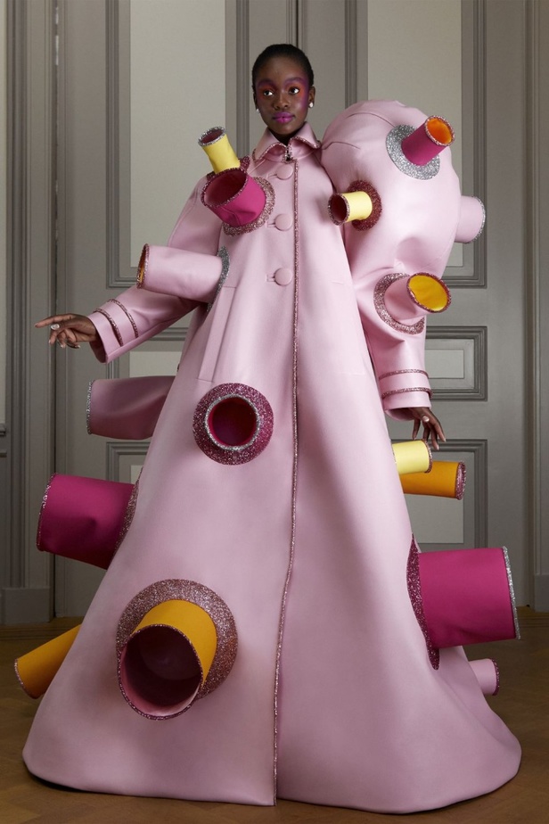صور عرض أزياء Viktor & Rolf للكوتور مجموعة خريف وشتاء 2021