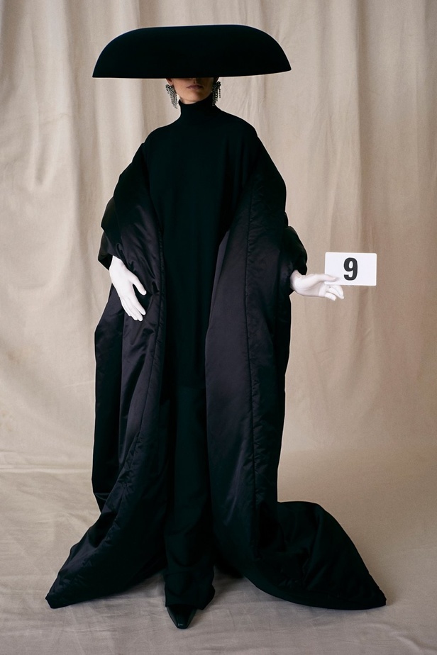 مجموعة هوت كوتور بالنسياغا balenciaga في باريس لخريف وشتاء 2021-2022