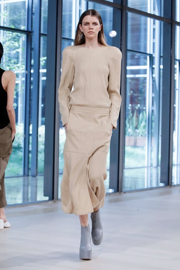 عرض أزياء تيبي لربيع وصيف 2020