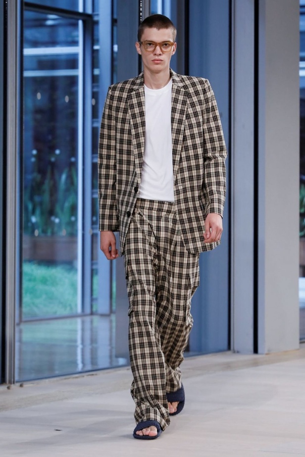 عرض أزياء تيبي لربيع وصيف 2020