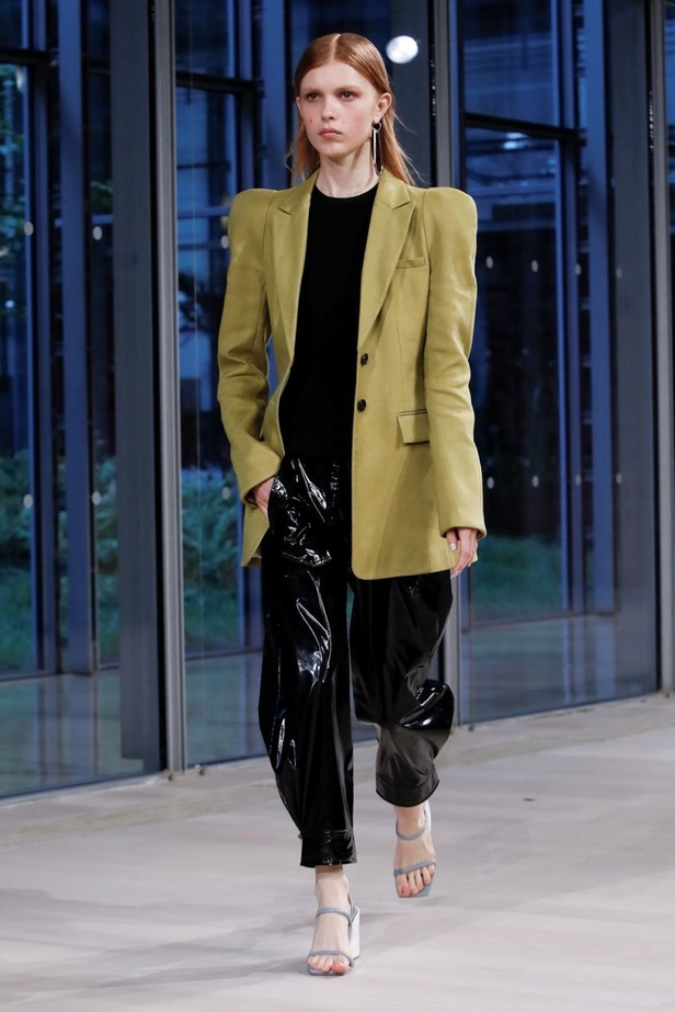 عرض أزياء تيبي لربيع وصيف 2020