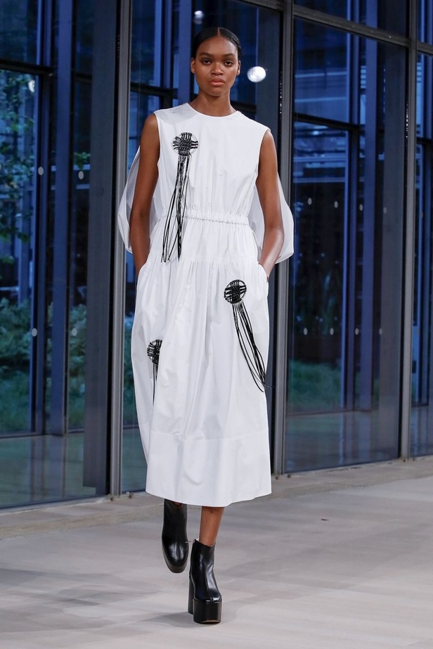 عرض أزياء تيبي لربيع وصيف 2020