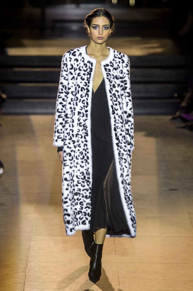 أزياء مفعمة بالألوان خلال عرض Carolina Herrera