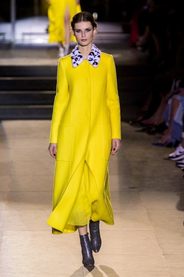 أزياء مفعمة بالألوان خلال عرض Carolina Herrera