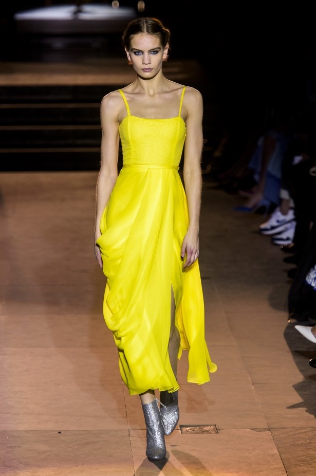 أزياء مفعمة بالألوان خلال عرض Carolina Herrera