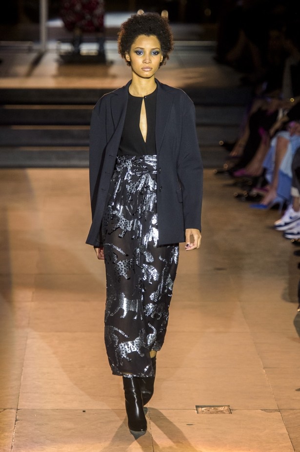 أزياء مفعمة بالألوان خلال عرض Carolina Herrera