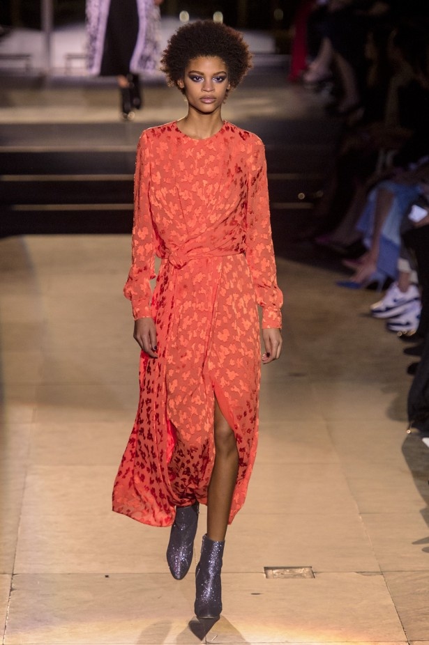 أزياء مفعمة بالألوان خلال عرض Carolina Herrera