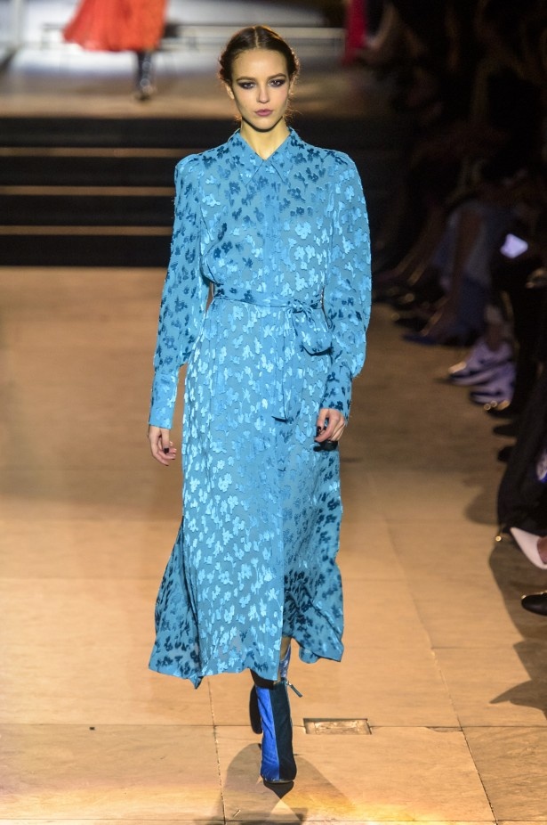 أزياء مفعمة بالألوان خلال عرض Carolina Herrera