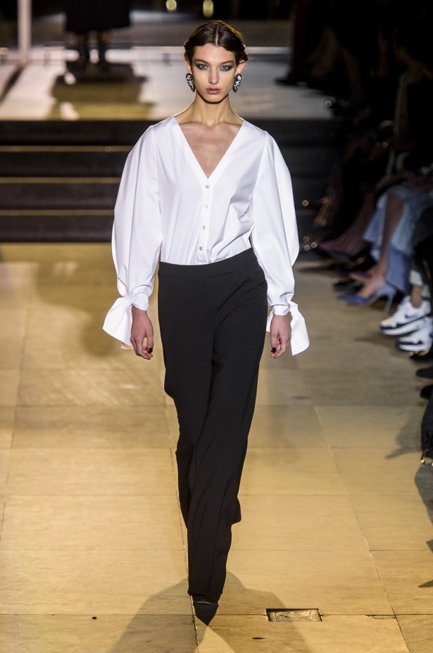 أزياء مفعمة بالألوان خلال عرض Carolina Herrera