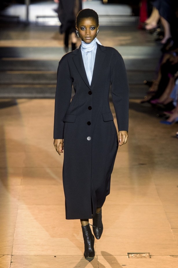 أزياء مفعمة بالألوان خلال عرض Carolina Herrera