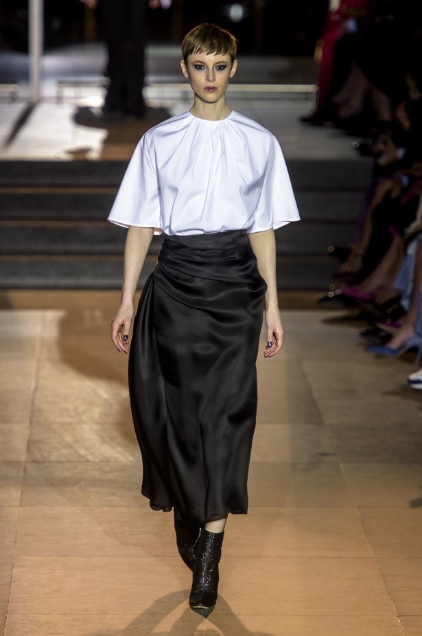 أزياء مفعمة بالألوان خلال عرض Carolina Herrera