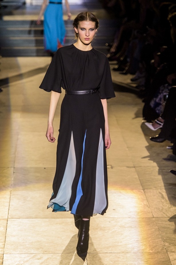 أزياء مفعمة بالألوان خلال عرض Carolina Herrera