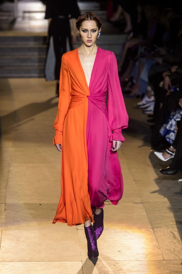 أزياء مفعمة بالألوان خلال عرض Carolina Herrera