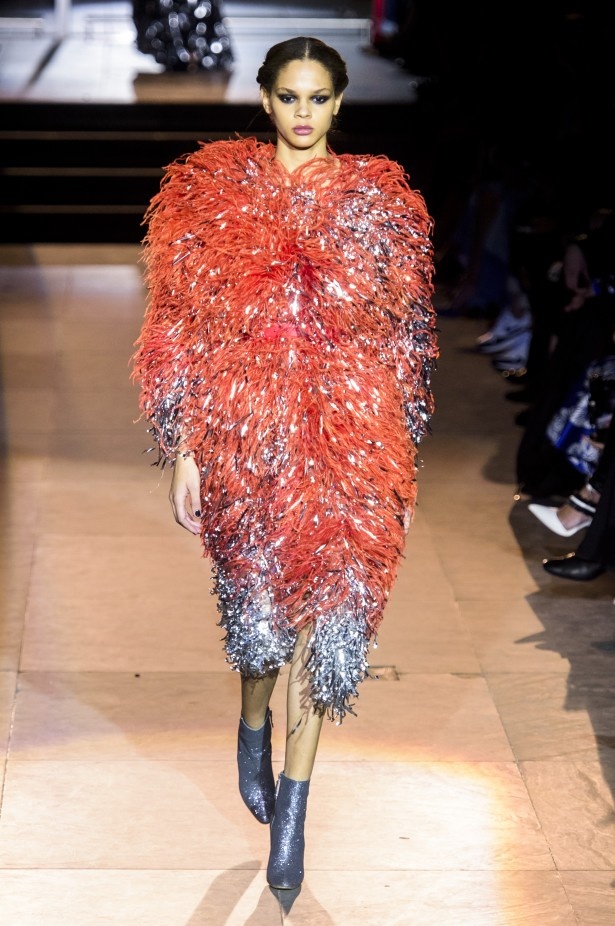 أزياء مفعمة بالألوان خلال عرض Carolina Herrera