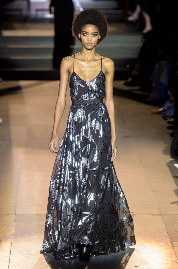 أزياء مفعمة بالألوان خلال عرض Carolina Herrera