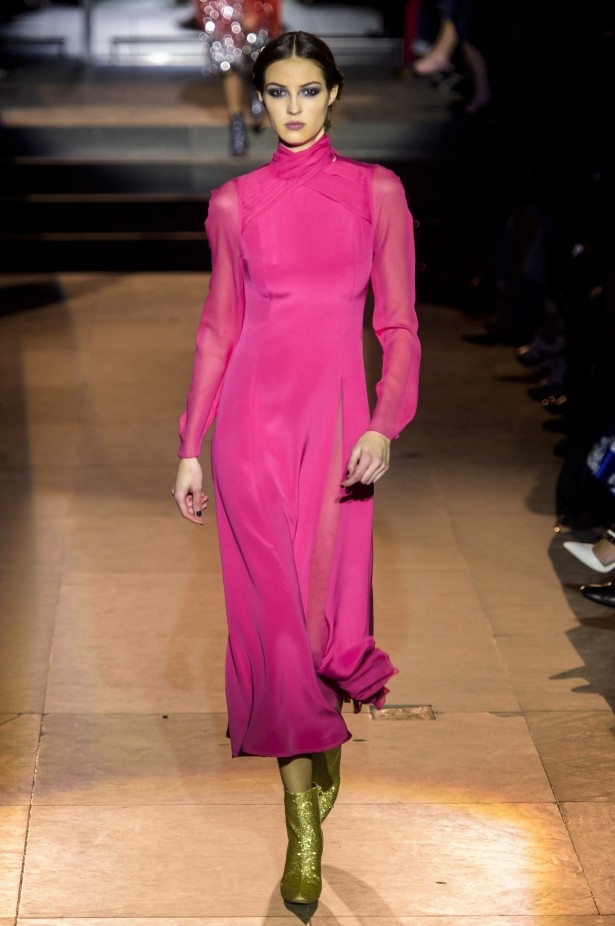 أزياء مفعمة بالألوان خلال عرض Carolina Herrera