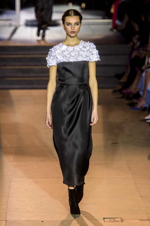 أزياء مفعمة بالألوان خلال عرض Carolina Herrera